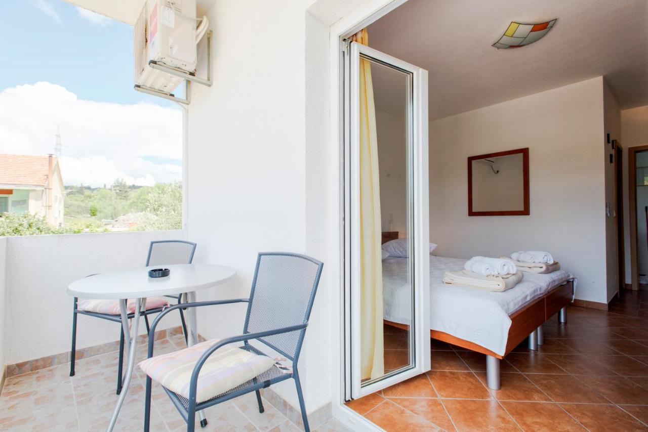 Studio with Balcony and Garden View