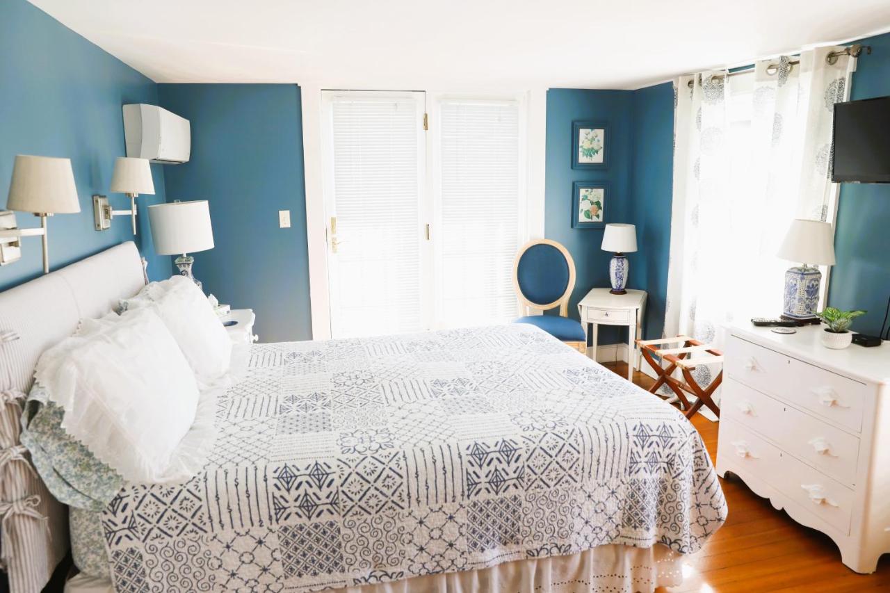  Queen Room with Balcony and Partial Ocean View #202