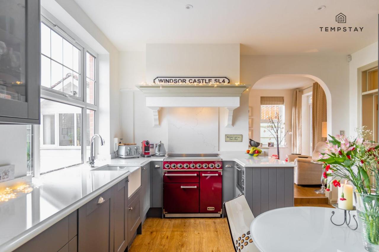 LUXURY HOME - CENTRAL WINDSOR, GATED PARKING - B&B