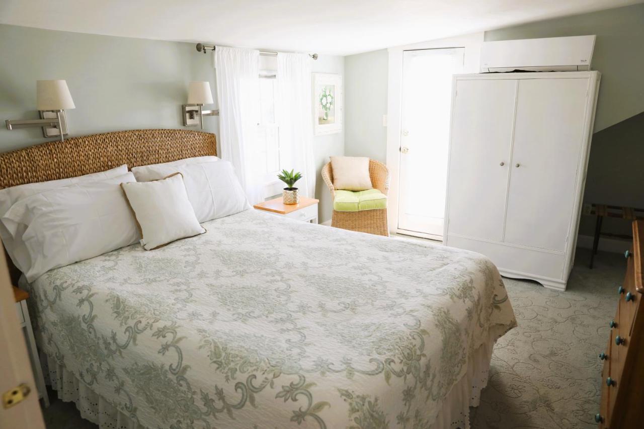 Queen Room with Balcony and Partial Ocean View #304