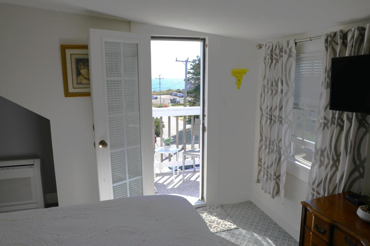 Queen Room with Balcony and Partial Ocean View #302