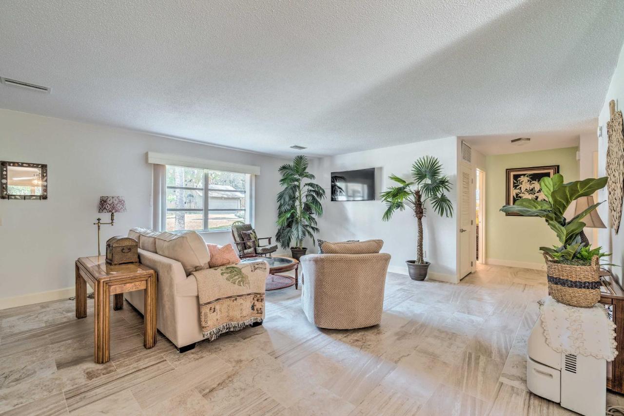 Sunny Crystal River Home with Screened-In Porch - B&B Crystal River