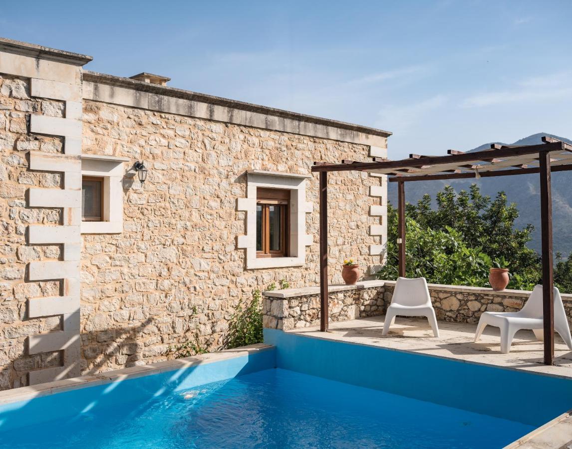 Koules Estate, with Private Pools & BBQ - embracing Nature, By ThinkVilla - Ferienwohnung Argoulión