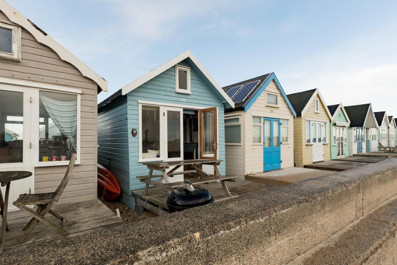 Stargazing Beach Hut on Mudeford Sandbank with wake up sea views - Bed and Breakfast Christchurch