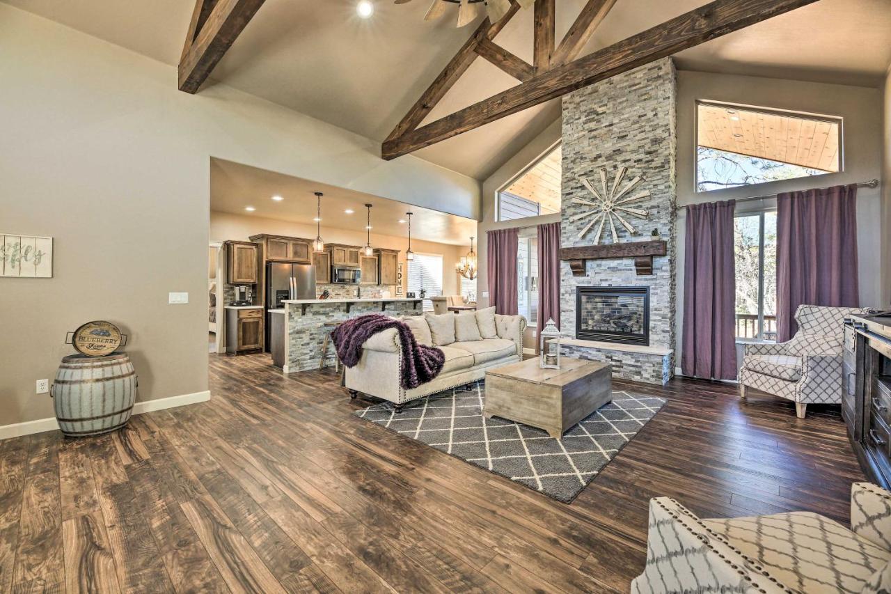 Hot Tub and Ponderosa Views! Luxe Cabin in Lakeside - Bed and Breakfast Lake of the Woods