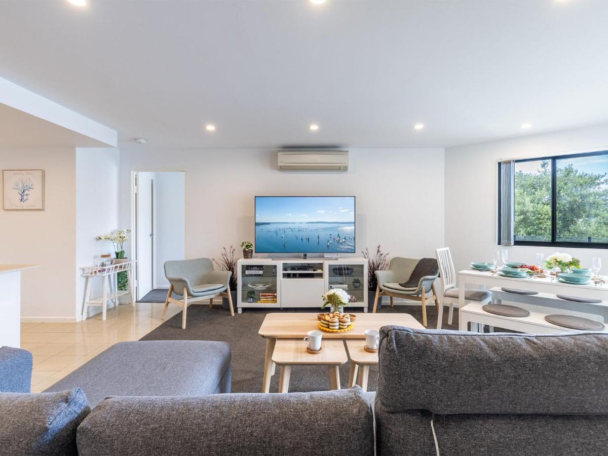 B&B Nelson Bay - Dolphin Cove 8, 2-6 Government Rd - Air conditioning, Wi-Fi, lift, secure parking and close to town - Bed and Breakfast Nelson Bay