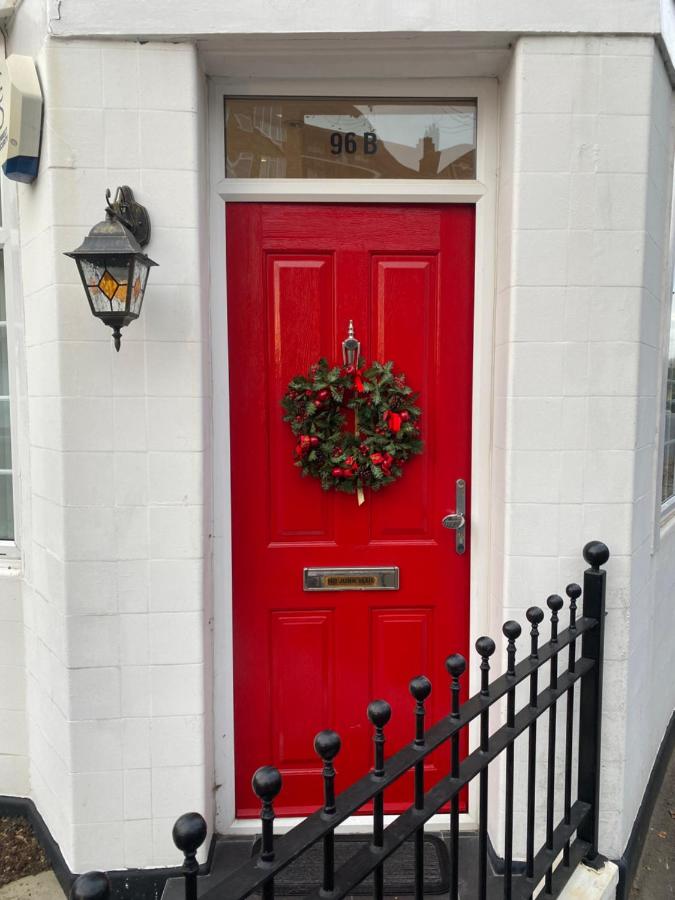 Lovely Entire 1 Bedroom Flat with Patio in Chiswick Superb Location - B&B