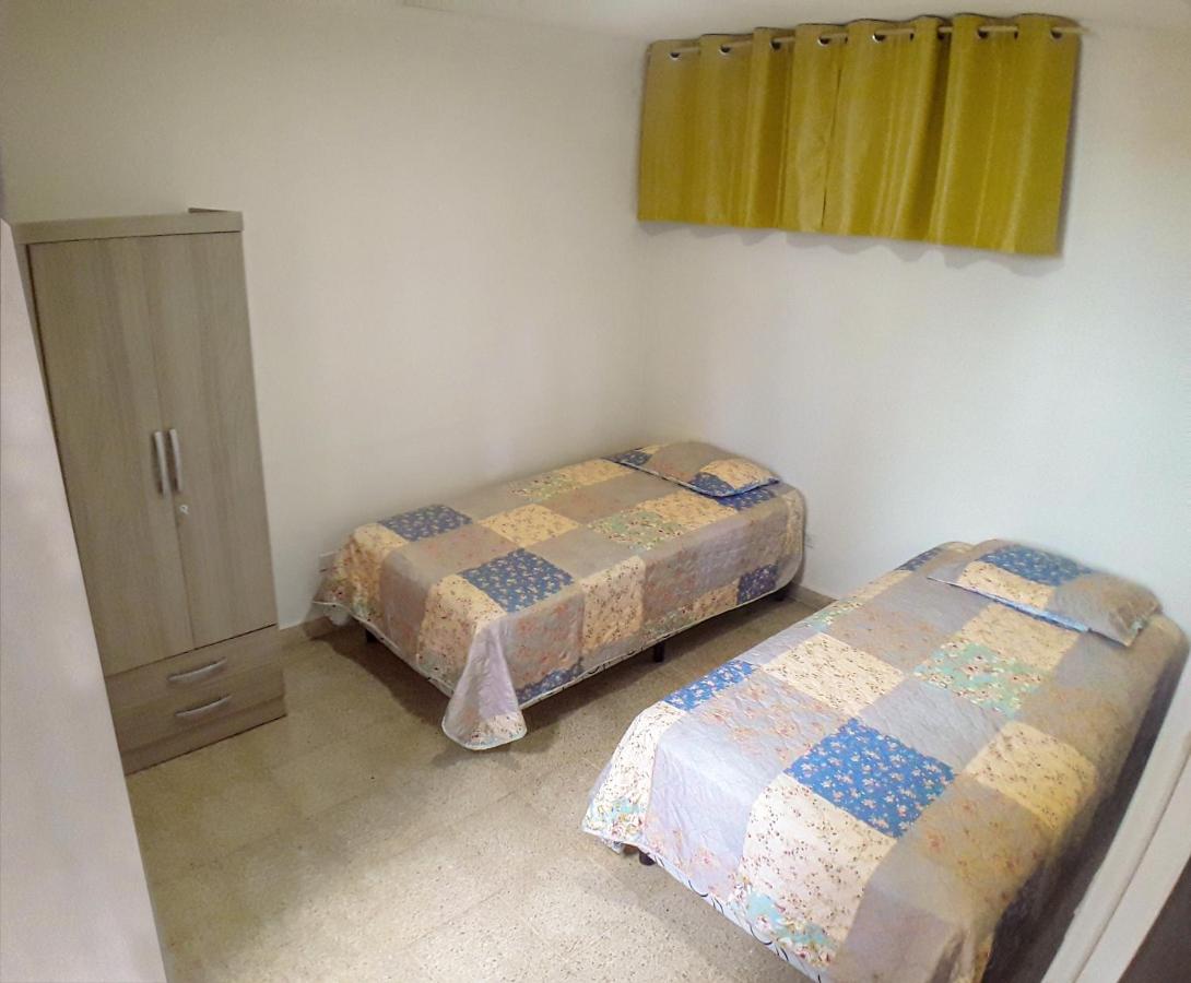 Chambre Lits Jumeaux avec Salle de Bains Commune
