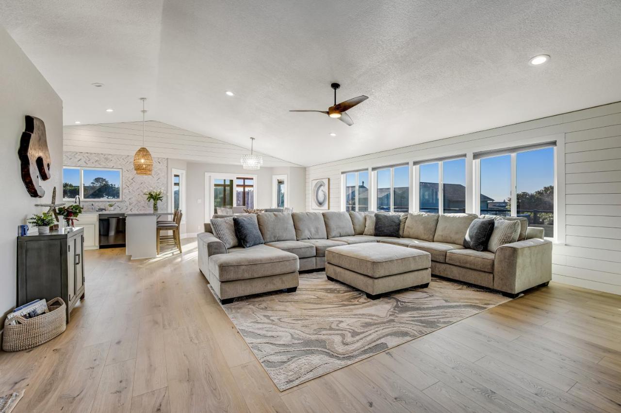 Stylish House with Ocean Views Hot Tub Game Room - B&B Fort Bragg