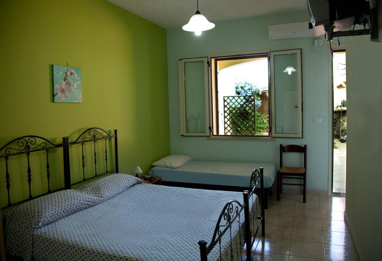 Dreibettzimmer mit Gartenblick