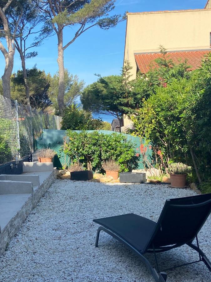 Logement entier T2 climatisé, parking gratuit, jardin, plage à 2min à pied - B&B Sanary-sur-Mer