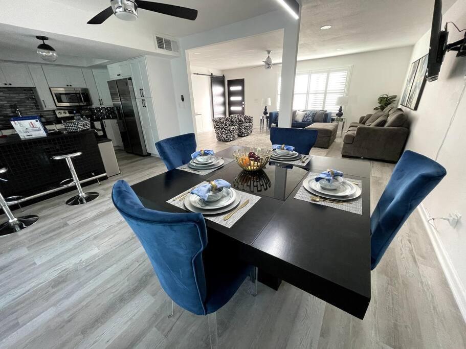 Luxury Old Town Scottsdale Oasis W/Pool (Sleeps 9) - Chambres d’hôtes Scottsdale