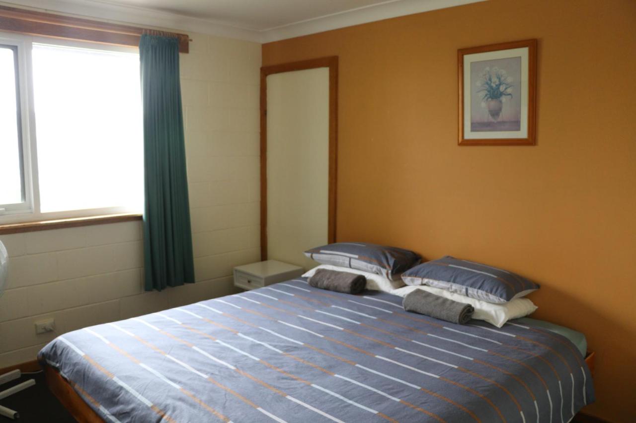 Habitación con cama extragrande.