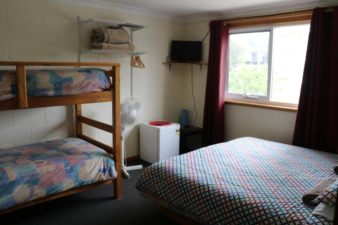 Zimmer mit Kingsize-Bett und Etagenbetten