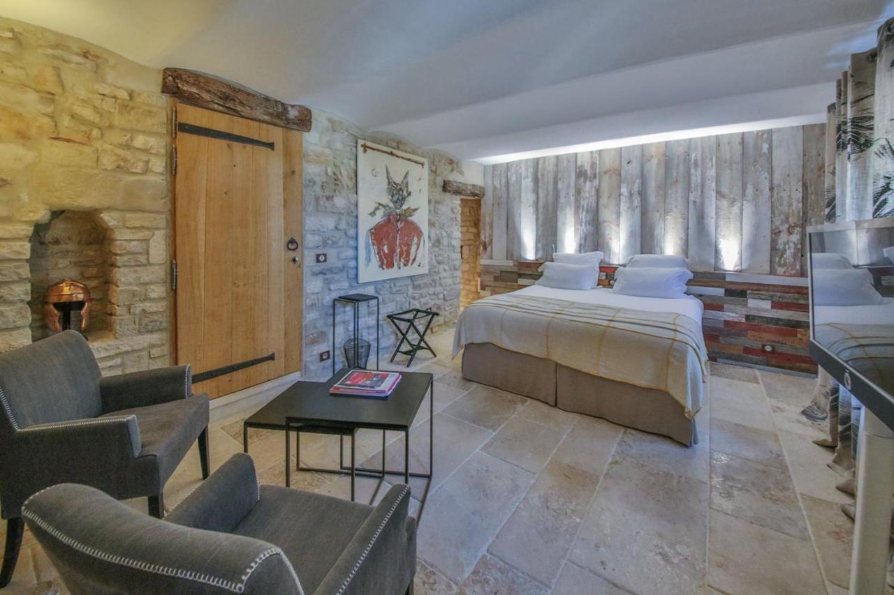 Habitación con cama extragrande y bañera de hidromasaje