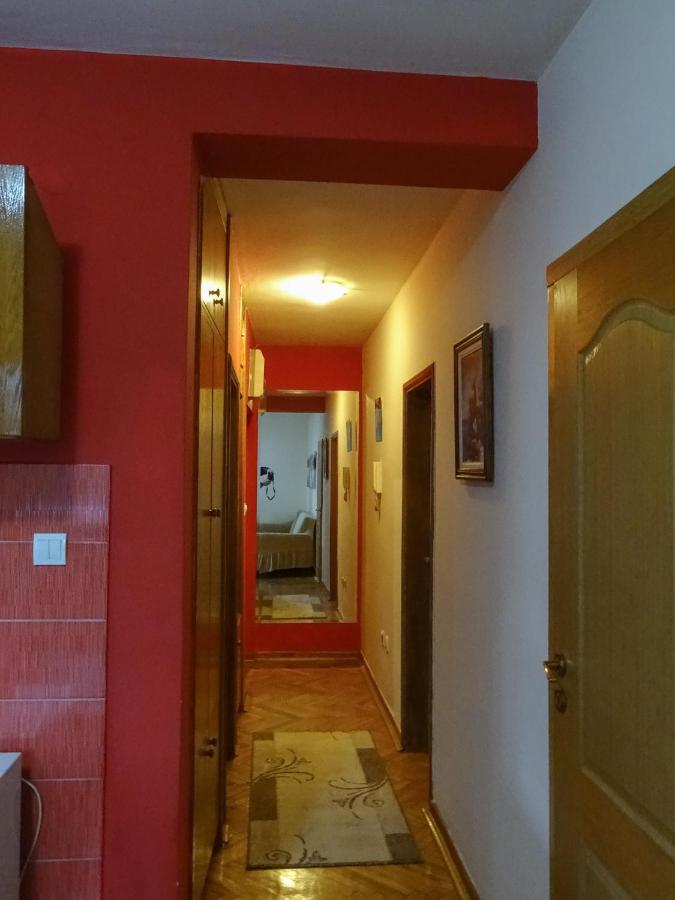 VUK's 5 min from the BEACH Two-Bedroom Apart - Ferienwohnung Budva