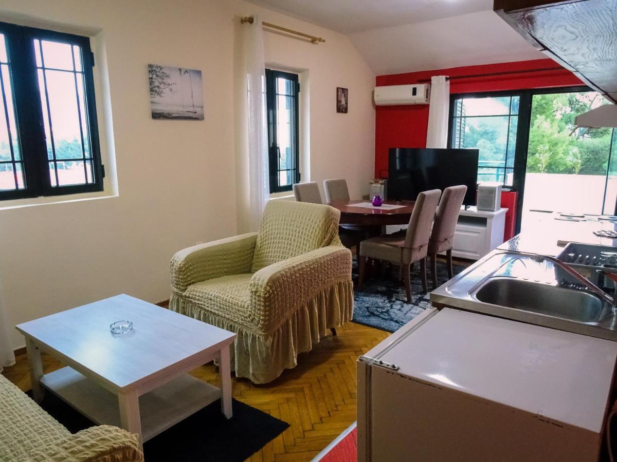 VUK's 5 min from the BEACH Two-Bedroom Apart - B&B Budua