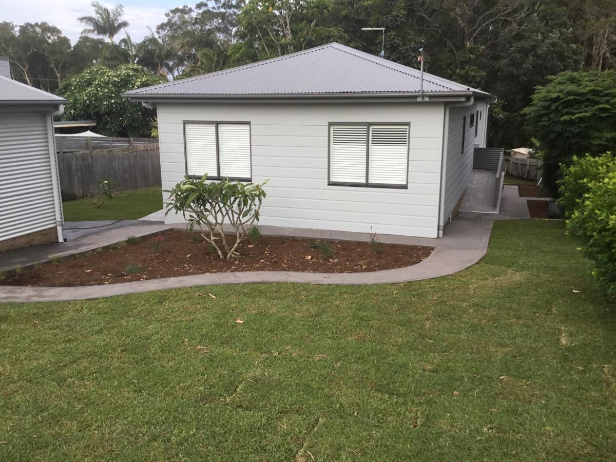 Sunnyside Retreat - Holiday Home - Walk to Nobbys or Flynns Beach , enjoy the sound of waves and birds - B&B