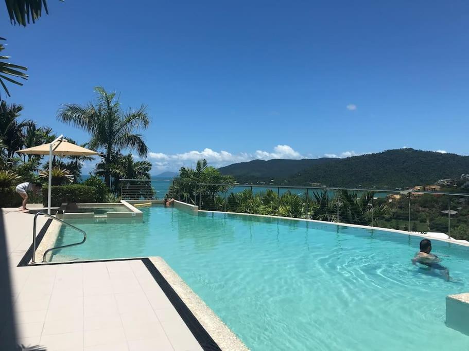 Three B Airlie 2 bedroom unit Seaviews & Pool - Chambres d’hôtes