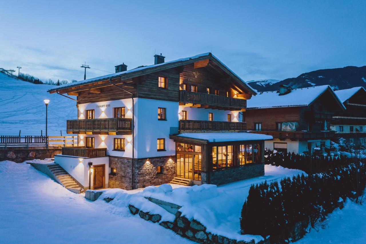 Serviced Luxury Chalet Evi, Ski-in Ski-out - B&B Kaprun