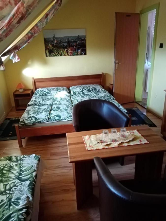 Camera Tripla con Bagno Privato e Cucina in Comune