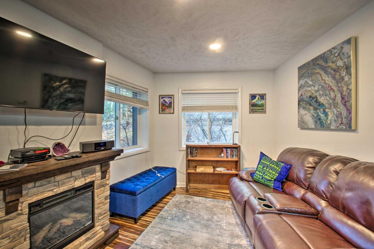 First-Floor Wintergreen Resort Condo with Balcony - B&B