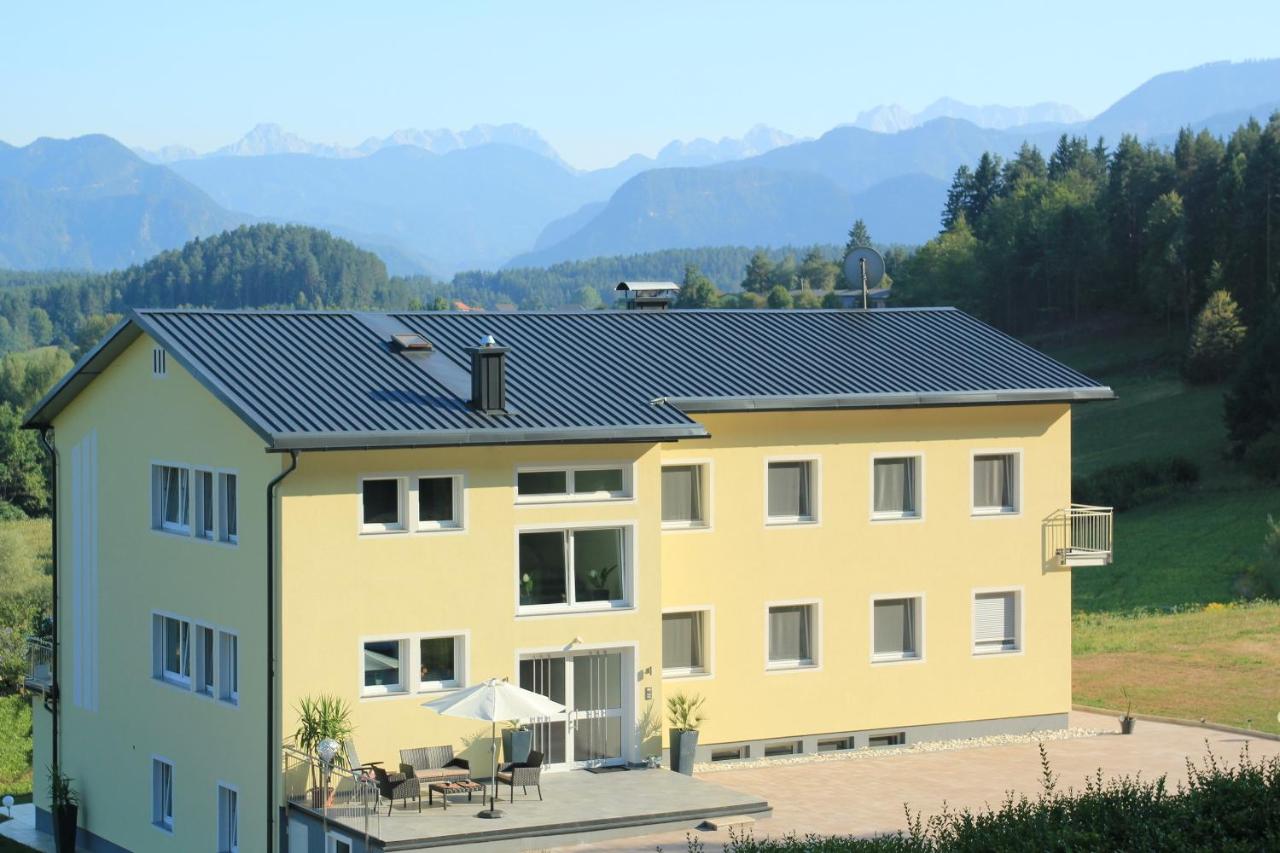 Apartment with Mountain View