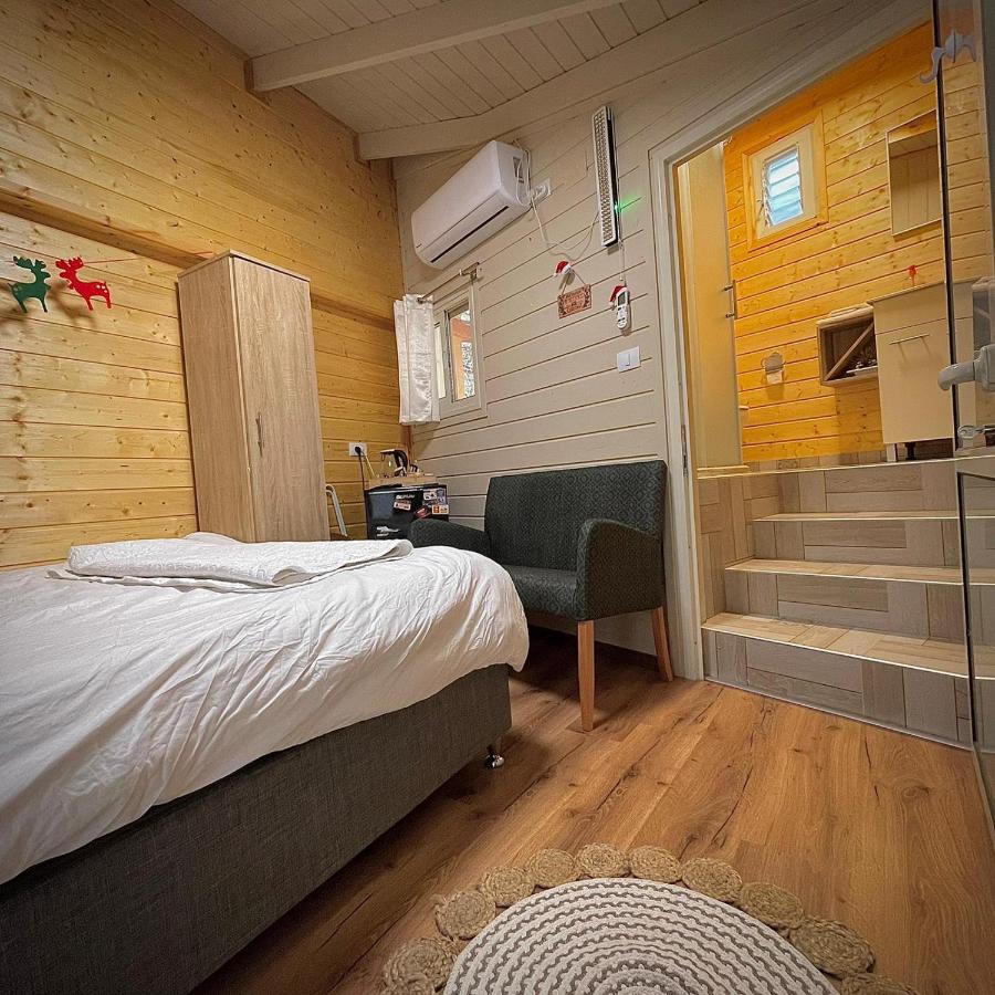 B&B Majdal Shams - Vida Bhermon 2, one small wooden cabin - Bed and Breakfast Majdal Shams