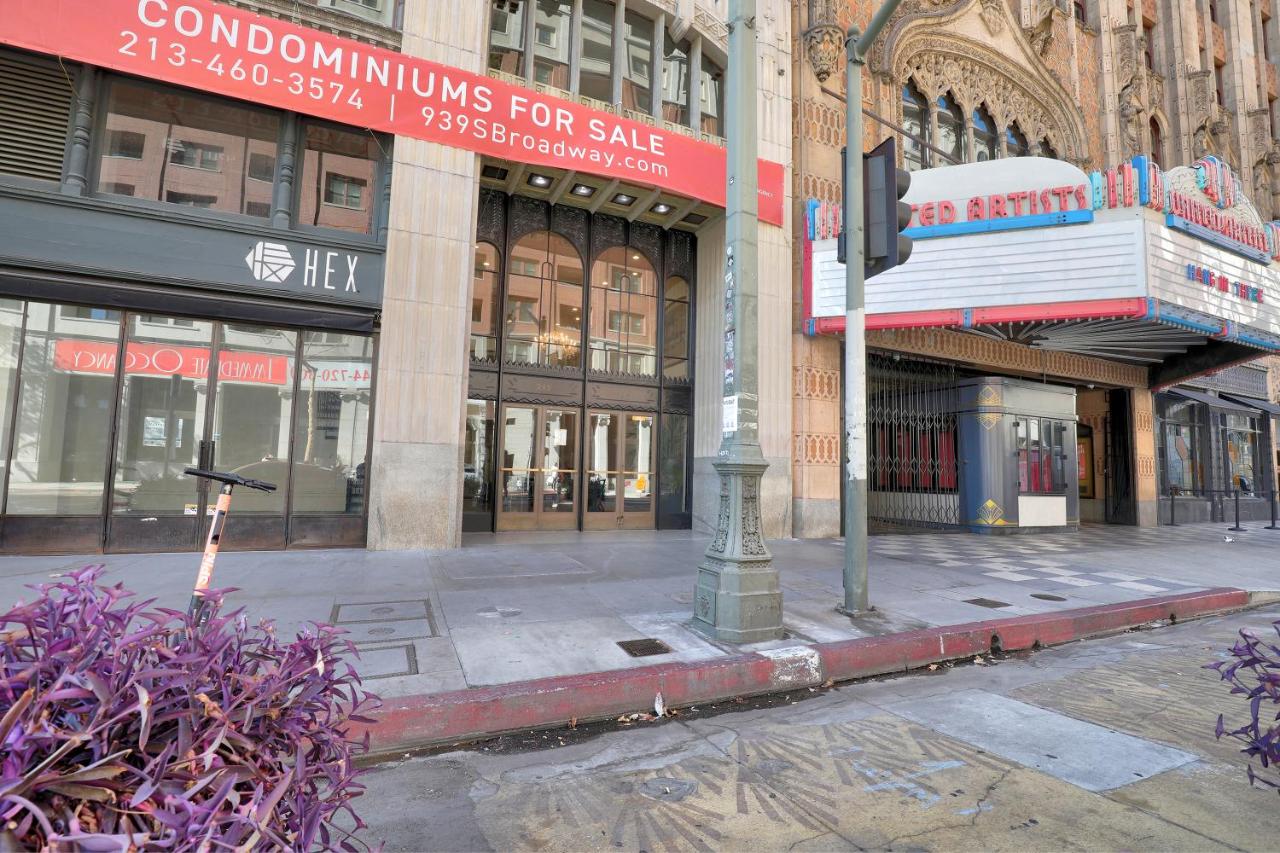 Classic Los Angeles Elegance in Downtown, Sleeps 4, Free Parking and 360 Degree View Roof Top Pool! - Chambres d'hôtes Los Angeles