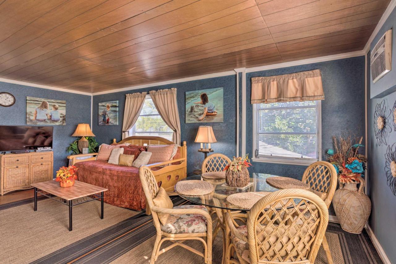 Less Than 3 Mi to Golf and Swim Cozy Oasis in Lake Worth! - B&B
