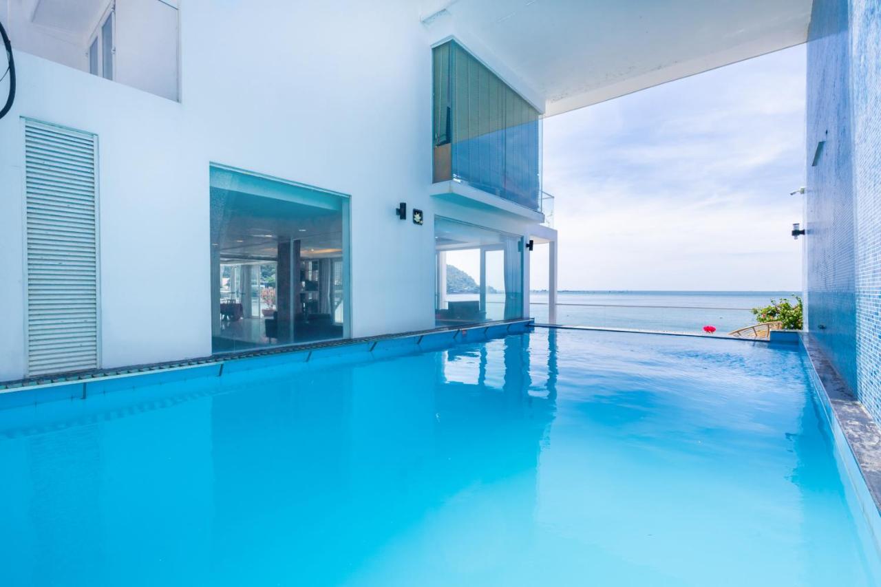 Palm Villa 23 (Beachfront Pool Villa Vung Tau with an Ocean view and Karaoke, Billards) - B&B