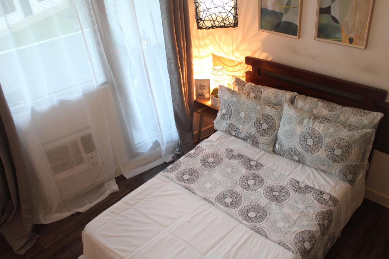 B&B Manila - A2J Huge Modern Luxury 2BR Balcony Suite Near Ever Gotesco - Bed and Breakfast Manila