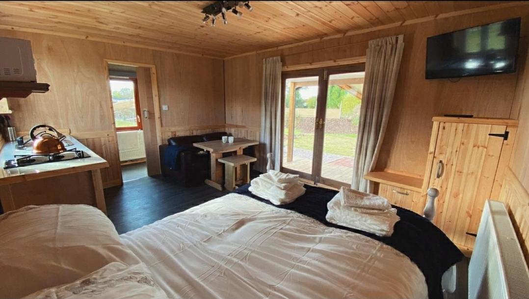 Beautiful Wooden tiny house, Glamping cabin with hot tub 3 - B&B Tuxford