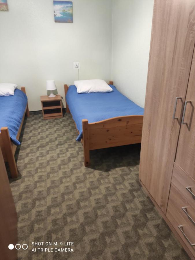 Zweibettzimmer mit eigenem Bad außerhalb des Zimmers