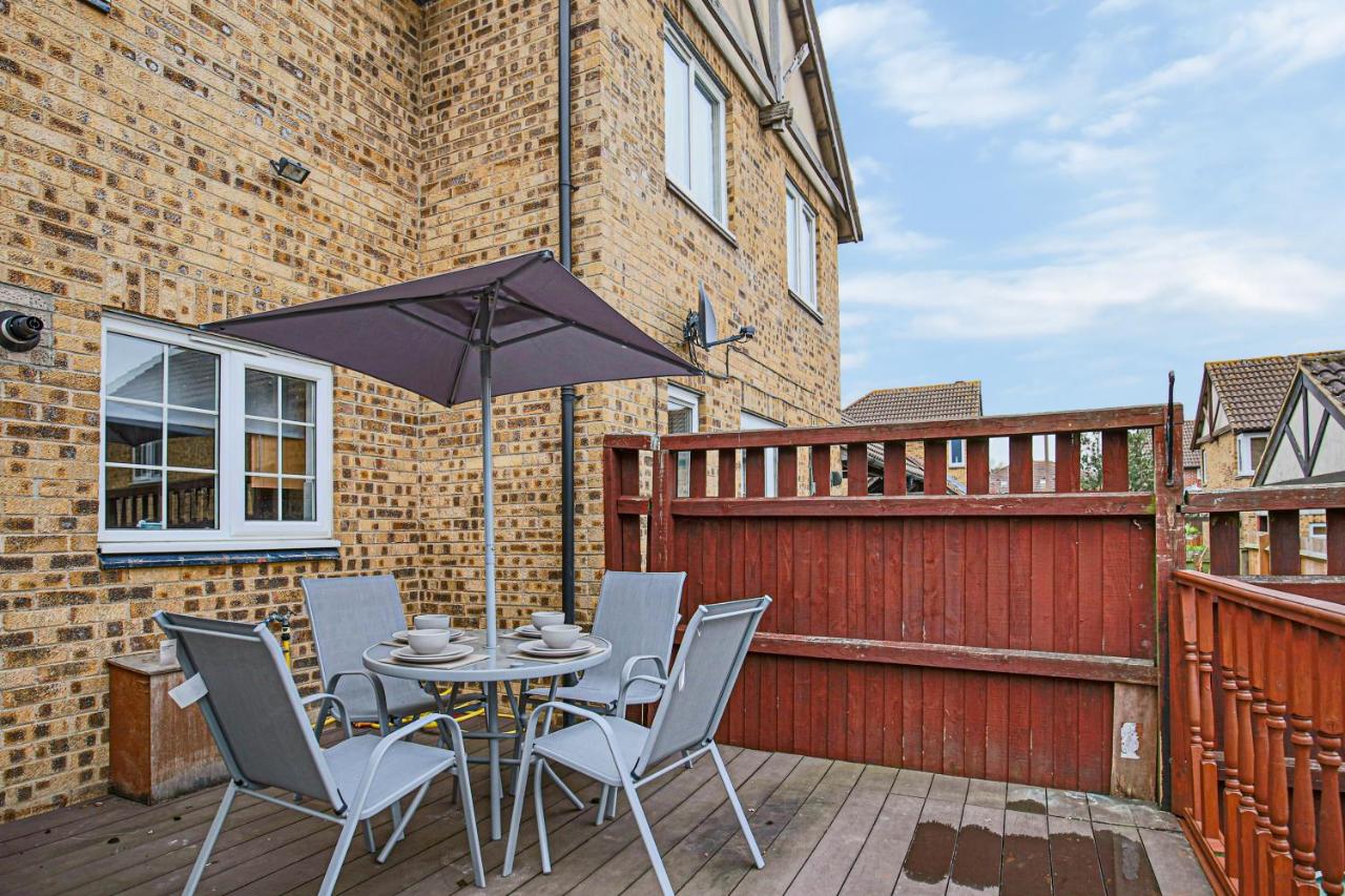 Petworth House - Central Milton Keynes - Smart TVs, Pool Table, Garden and Free Parking by Yoko Property - B&B Milton Keynes