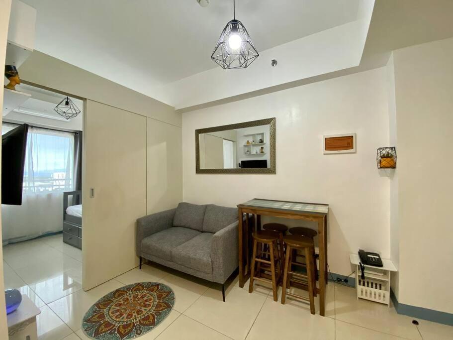 A Cozy 2 Bedroom Unit with a Parking at South Residences SM Southmall - B&B Manila