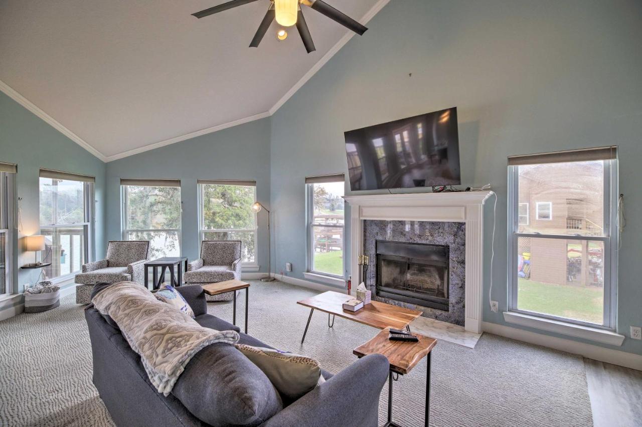 Waterfront San Jacinto River Home with Boat Slip! - B&B Houston