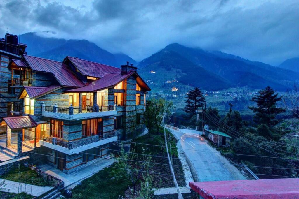 RedhomeX Conifer Villa - B&B