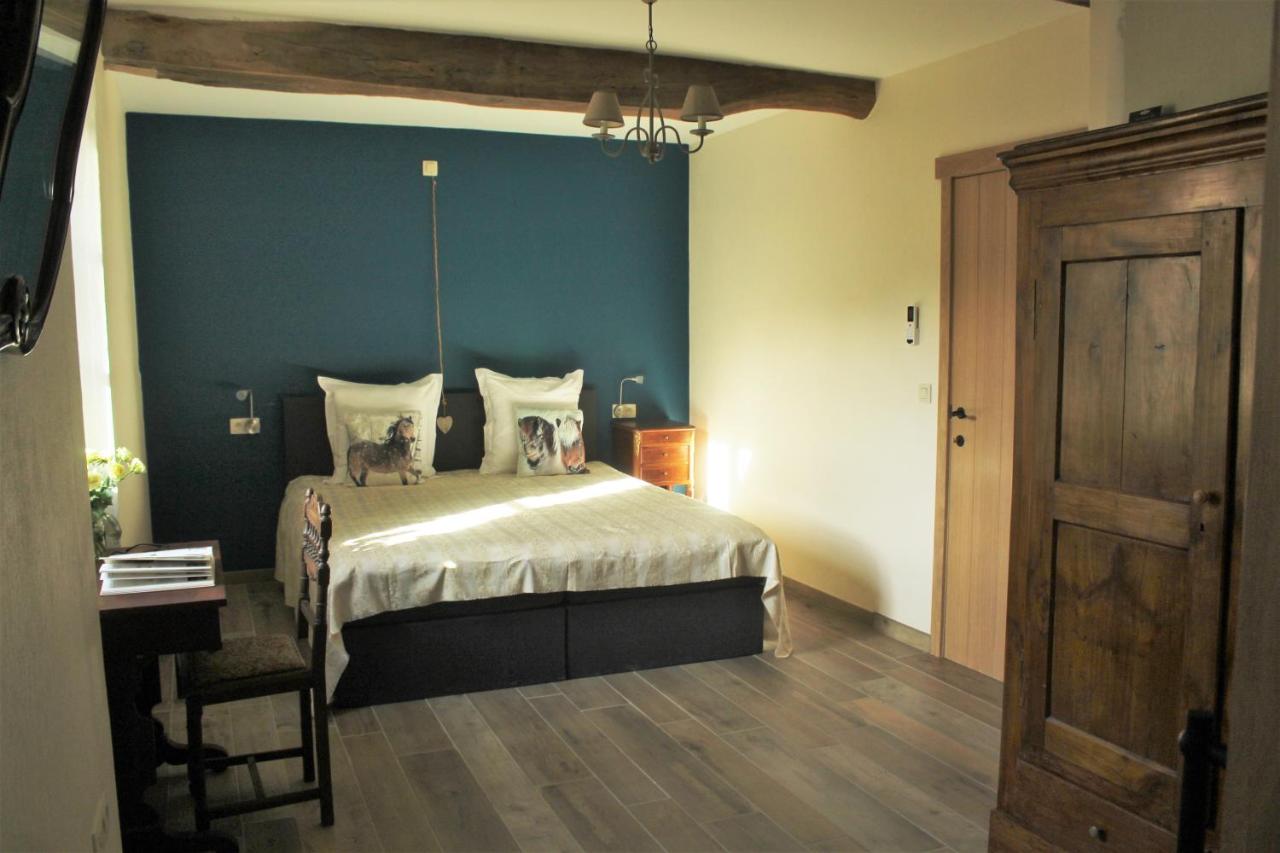 Habitación con cama extragrande.