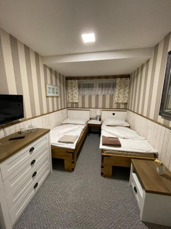 Kleines Zweibettzimmer