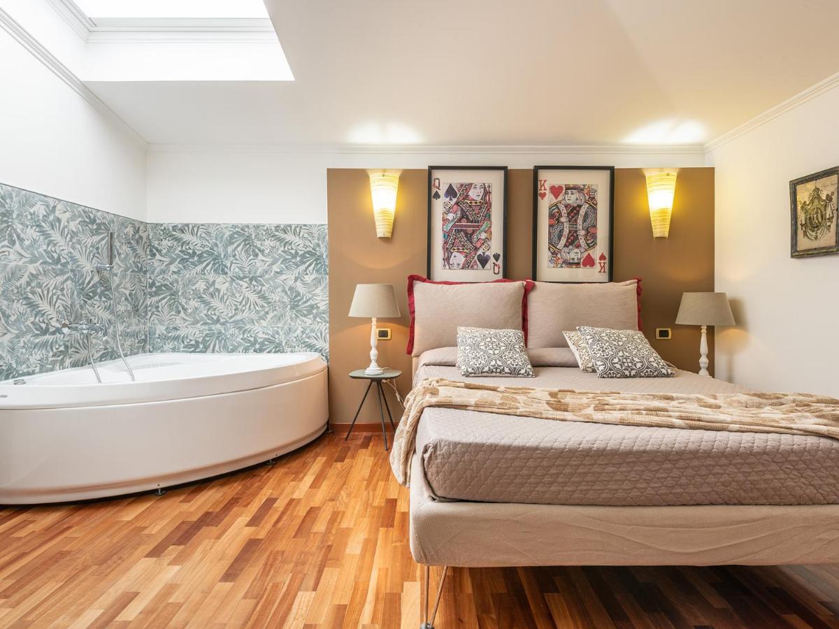 Habitación con cama extragrande y bañera de hidromasaje