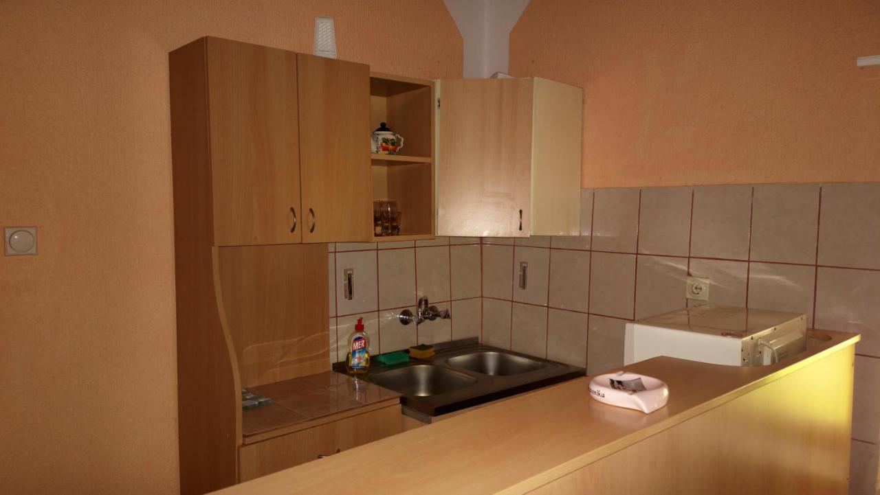 Sobe Rooms Szobák Zimmer KIS - B&B
