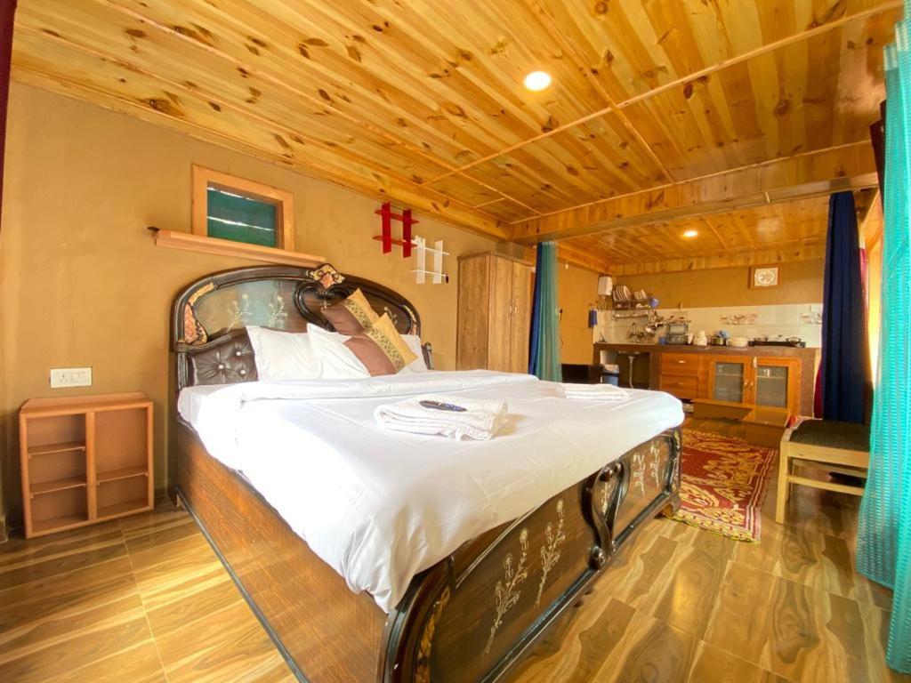 B&B Manali - 1 BHK INDEPENDENT MUD HOUSE WITH NETFLIX, POWER BACKUP, WIFi ,BALCONY, KITCHEN - Bed and Breakfast Manali