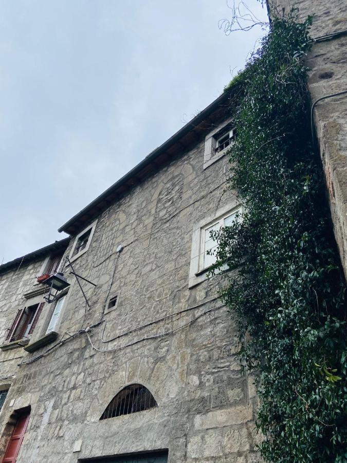 Appartamento con cortile privato e splendida vista - Chambres d’hôtes
