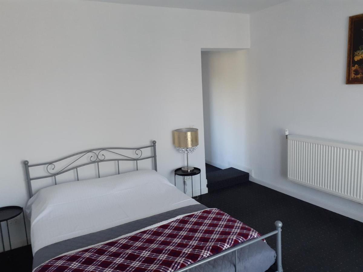 Zimmer mit Kingsize-Bett und Balkon