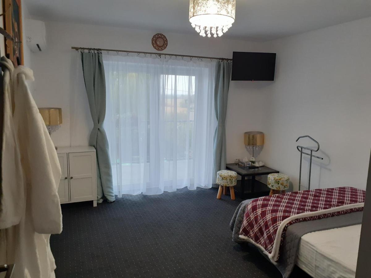Zimmer mit Kingsize-Bett und Balkon