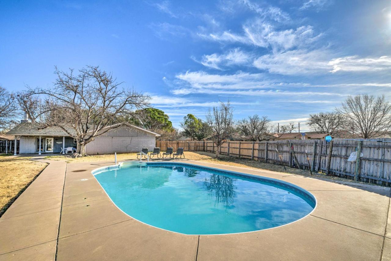 B&B Wichita Falls - Wichita Falls Home with Private Pool 2 Mi to Lake! - Bed and Breakfast Wichita Falls