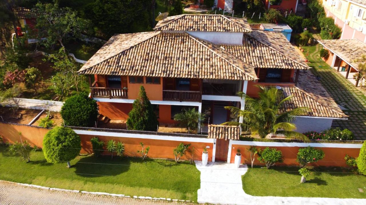 Belíssima Casa com extensa área externa - piscina, sauna, churrasqueira e campo de futebol - com 5 suítes e a 500 metros da Rua das Pedras - B&B Armação dos Búzios