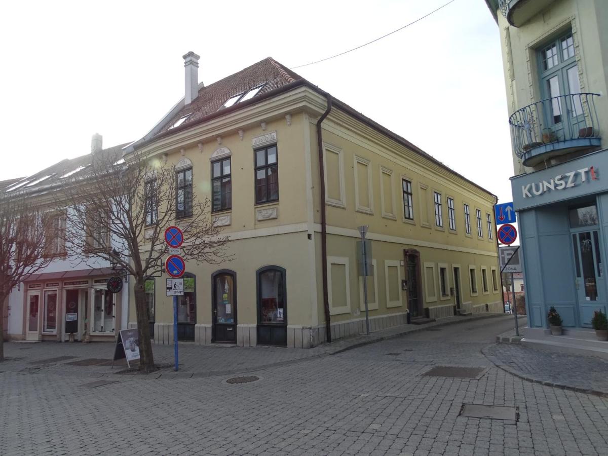 Óváros Apartman - Ferienwohnung