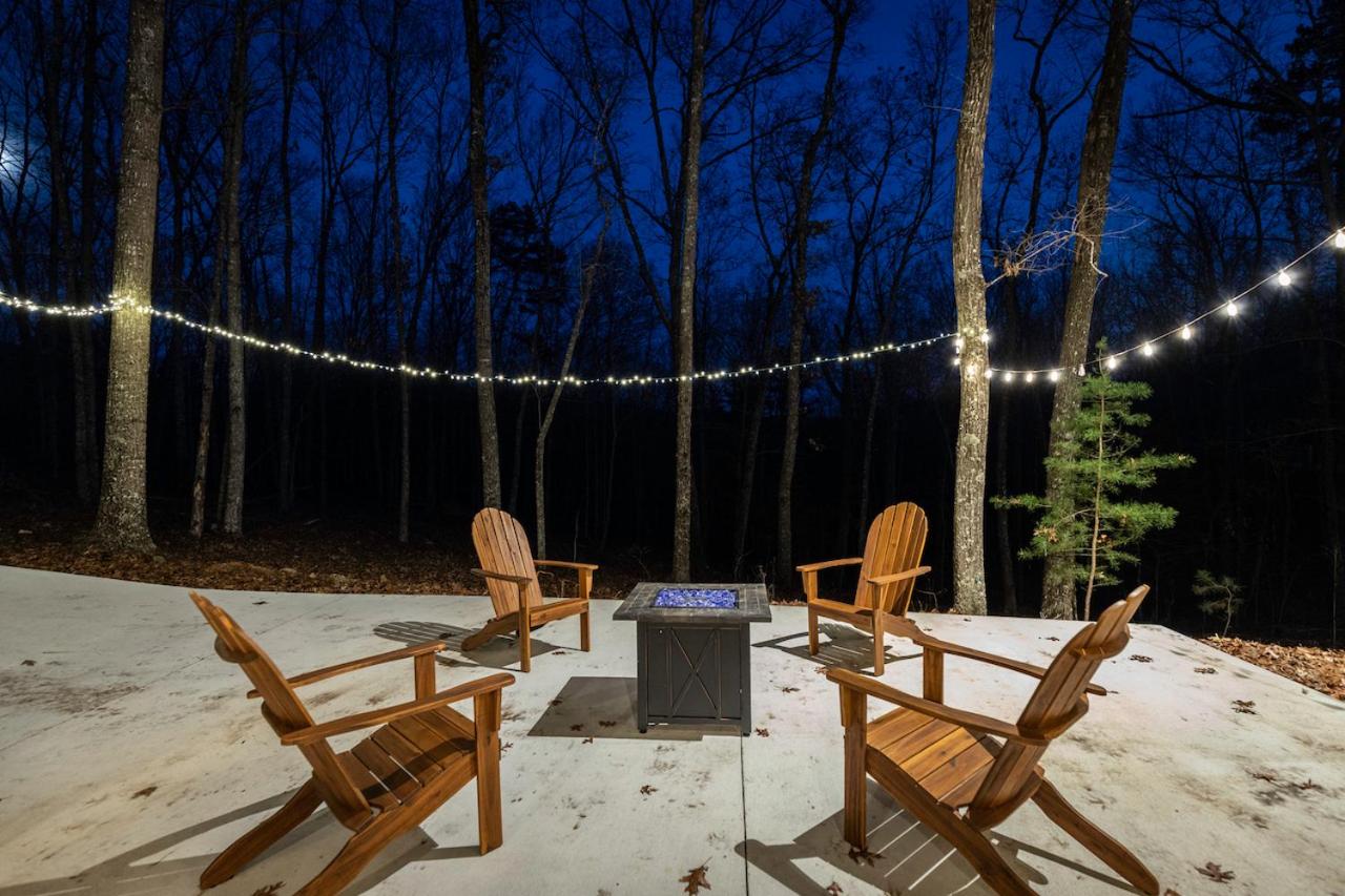 WolfCabin Lux Family Home, Fire Pit, Hot Tub, ADA ramp, ez paved rds - Chambres d'hôtes Morganton